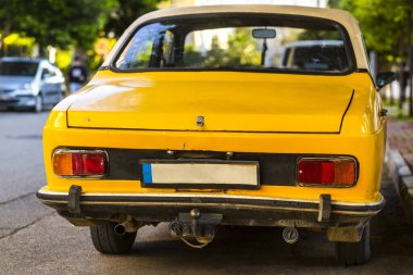 Türkiye 'de sarı renkli antik bir arabanın arka lambası ayrıntıları