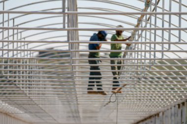 Türkiye 'de sera inşaatında çalışan işçiler güvenlik tedbirleri almıyor