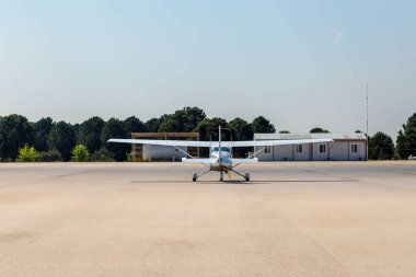 Antalya 'da küçük bir havaalanında pist için küçük bir uçak kalkıyor.