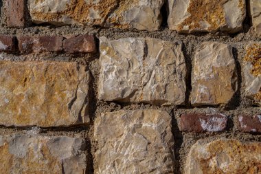 Doğal taşlardan yapılmış bir duvar. Taş duvar