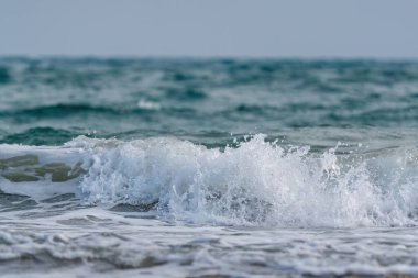 Kıyıda beyaz kaplama deniz dalgaları