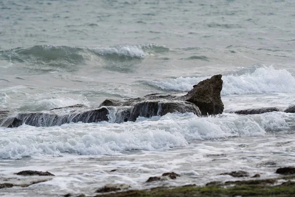 Kıyıda beyaz kaplama deniz dalgaları