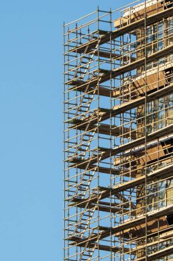 Ön cephe yapımında kullanılan güvenlik iskelesi sistemi.