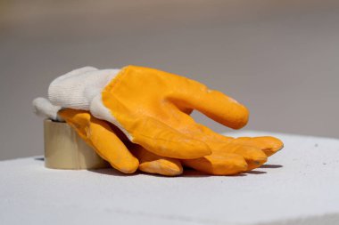 Tuğlacı çalışıyor. Havalandırmalı betondan bir duvar inşa etmek. Gasbeton duvarı