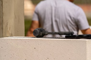 Tuğlacı çalışıyor. Havalandırmalı betondan bir duvar inşa etmek. Gasbeton duvarı