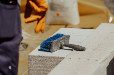 Tuğlacı çalışıyor. Havalandırmalı betondan bir duvar inşa etmek. Gasbeton duvarı