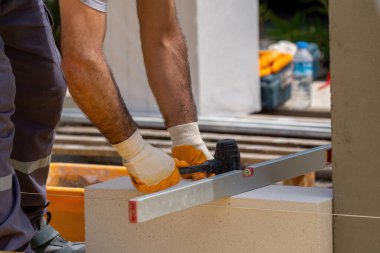 Tuğlacı çalışıyor. Havalandırmalı betondan bir duvar inşa etmek. Gasbeton duvarı