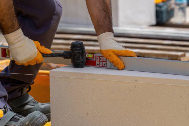 Tuğlacı çalışıyor. Havalandırmalı betondan bir duvar inşa etmek. Gasbeton duvarı