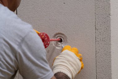 Tuğlacı çalışıyor. Havalandırmalı betondan bir duvar inşa etmek. Gasbeton duvarı