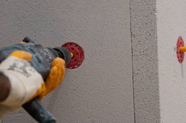 Tuğlacı çalışıyor. Havalandırmalı betondan bir duvar inşa etmek. Gasbeton duvarı