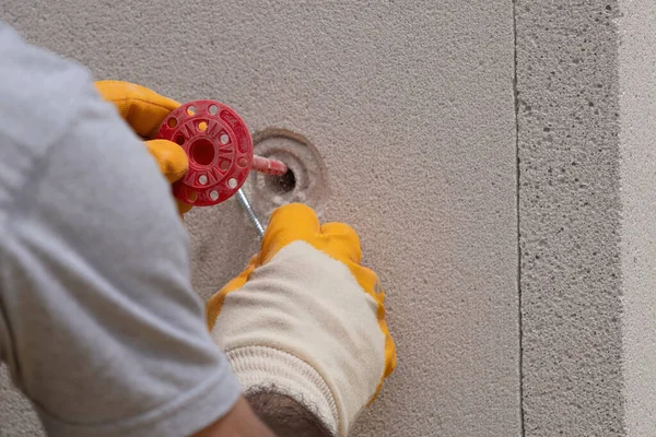 Tuğlacı çalışıyor. Havalandırmalı betondan bir duvar inşa etmek. Gasbeton duvarı