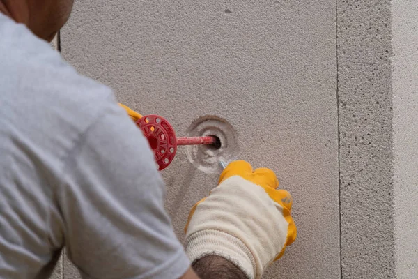 Tuğlacı çalışıyor. Havalandırmalı betondan bir duvar inşa etmek. Gasbeton duvarı