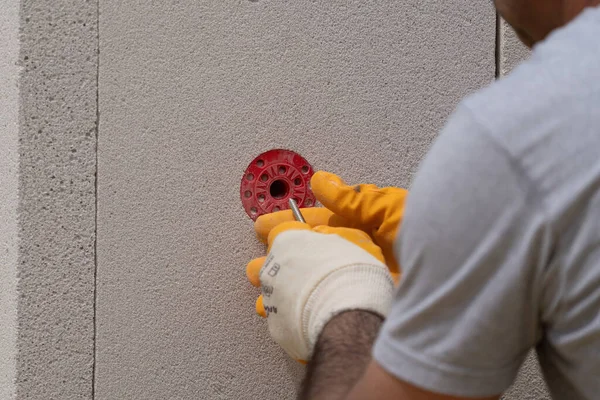 Tuğlacı çalışıyor. Havalandırmalı betondan bir duvar inşa etmek. Gasbeton duvarı