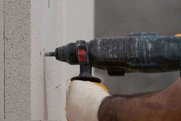 Tuğlacı çalışıyor. Havalandırmalı betondan bir duvar inşa etmek. Gasbeton duvarı