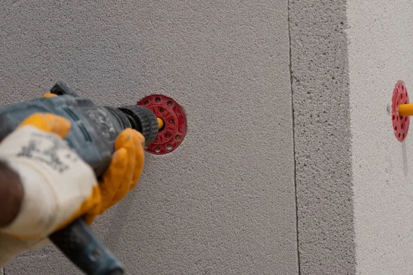 Tuğlacı çalışıyor. Havalandırmalı betondan bir duvar inşa etmek. Gasbeton duvarı