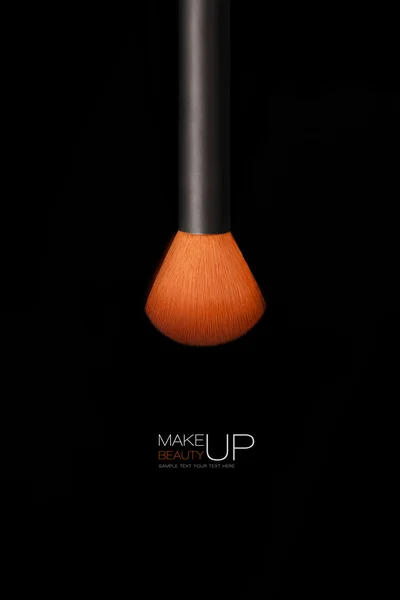 Concepto de maquillaje. Cepillo de maquillaje profesional aislado en negro — Foto de Stock