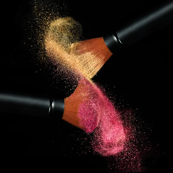 Make-up Pinsel Puder isoliert auf schwarz auftragen — Stockfoto