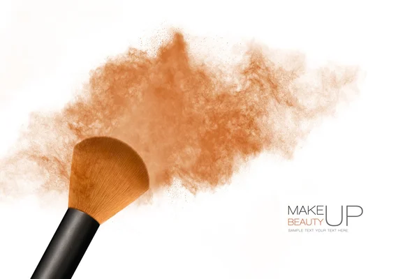 Concept de maquillage. Brosse cosmétique avec explosion de poudre bronzante — Photo