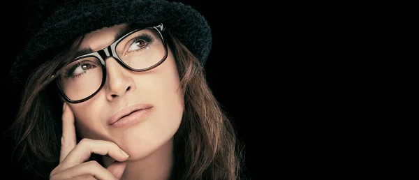 Nahaufnahme Des Porträts Einer Schönen Nachdenklichen Frau Mit Stylischer Brille — Stockfoto