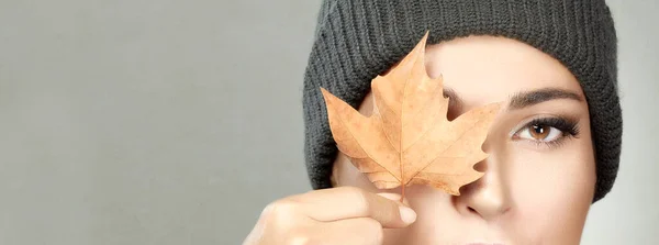 Concepto Otoño Hermosa Cara Mujer Joven Gorro Sosteniendo Una Hoja —  Fotos de Stock