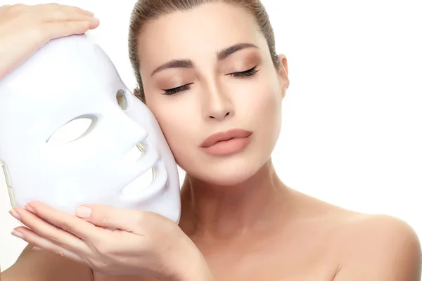 鉛マスクの美容モデルの女性 光子療法光治療皮膚若返りは 顔のマスクを導いた ヌードメイクで美しい健康的な肌の女性 アンチエイジング スキンケア 白に隔離され — ストック写真