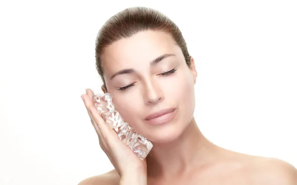 漂亮的模特儿 清新的皮肤 把冰块涂在脸上 健康皮肤的女人在脸颊上涂冰块 抗衰老 护肤等疗法 在白色上隔离 — 图库照片