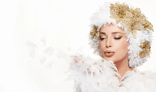Beautiful Fashion Model Girl Elegant Golden Christmas Hairstyle Feather Coat — Stock Photo, Image