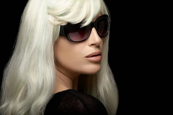 Модный Портрет Привлекательной Блондинки Здоровыми Длинными Серебряными Волосами Черных Солнцезащитных — стоковое фото