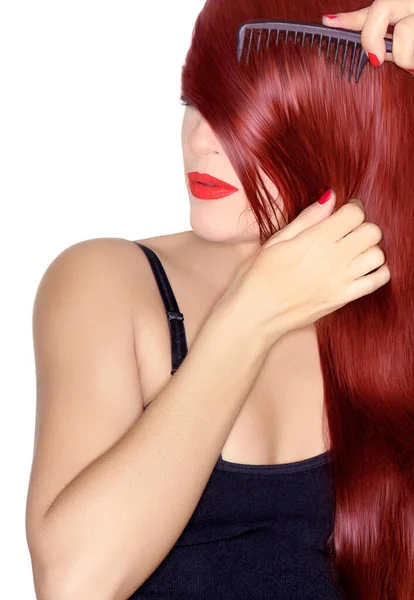 髪の色とヘアケアの概念とともに若いです赤毛女性来ます彼女の長い 光沢のある 彼女の顔の上に健康的な髪は優雅に白いスタジオの背景に隔離された1つの肩に落ちる — ストック写真