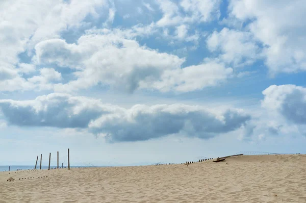 Beyaz Bulutlu Mavi Gökyüzüne Karşı Altın Kum Tepeciği Minimalist Tarifa — Stok fotoğraf