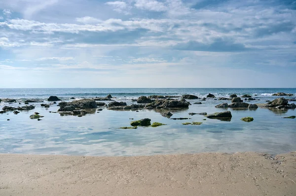 Kum Kaya Plajı Mavi Gökyüzüne Karşı Stratocumulus Bulutlarıyla Atlantik Okyanusu — Stok fotoğraf