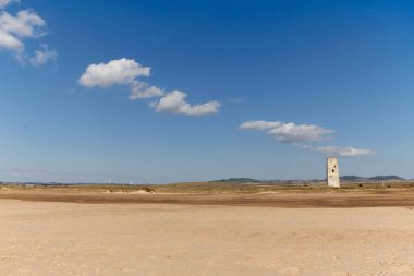 Conil kıyısındaki kumsalda tarihi Castilnovo gözlem kulesi güneşli mavi gökyüzünün altında. Cadiz 'deki doğal manzara, Endülüs, İspanya. Gözetleme Kulesi, 6. Medine Dükü Sidonia zamanında inşa edilmiş.