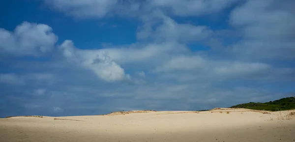 Gouden Zandduin Tegen Bewolkte Blauwe Lucht Minimalistisch Tarifa Kust Panorama — Stockfoto