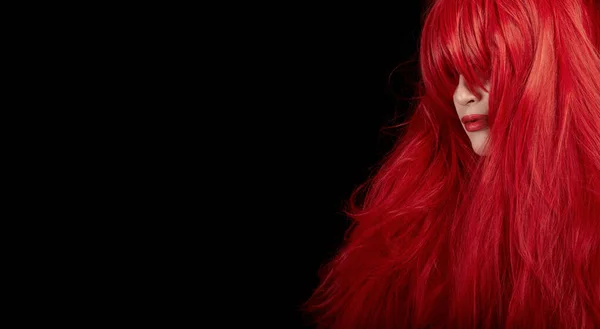 Nerozpoznatelná Mladá Žena Dlouhými Vlasy Barvené Dokonalé Červené Barvě Izolované — Stock fotografie