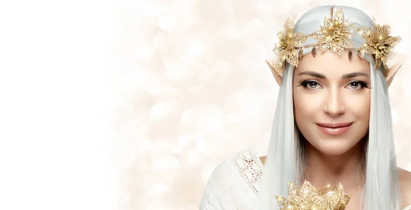 Atractiva Reina Elfa Con Corona Flores Doradas Mirando Cámara Sosteniendo —  Fotos de Stock