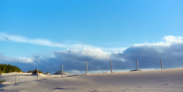 Witte Zandduin Tegen Blauwe Lucht Met Stratus Cirrus Wolken Panoramisch — Stockfoto