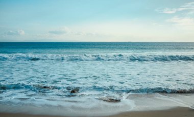 Deniz, kum ve mavi gökyüzü. Atlantik Okyanusu kıyısındaki kumsal