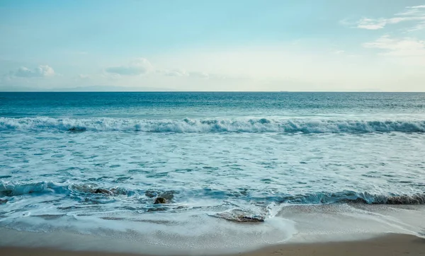 Deniz, kum ve mavi gökyüzü. Atlantik Okyanusu kıyısındaki kumsal