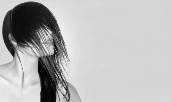 Концепция Укладки Волос Монохромная Красивая Молодая Женщина Длинными Черными Волосами — стоковое фото