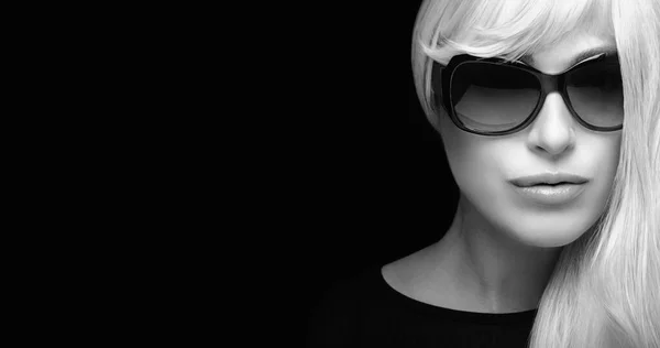 Модный Портрет Привлекательной Блондинки Длинными Серебряными Белыми Волосами Черных Солнечных — стоковое фото