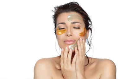 Deri sorunlarının tedavisi ve önlenmesi. Güzel genç bir kadın, beyaza izole edilmiş güzellik, cilt bakımı ve kozmetoloji konseptindeki su ve besinleri arttırmak için cildine yama uyguluyor.