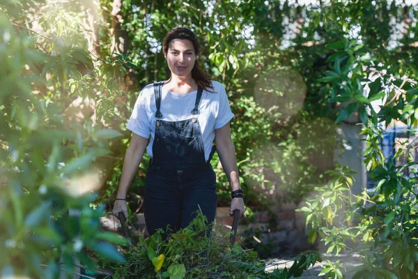 Jeune Jardinière Travaillant Dans Jardin Printemps Portant Les Pousses Élaguées — Photo