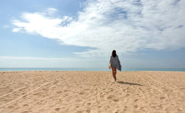 Kvinna Promenader Bort Fjärran Över Sandig Tropisk Strand Till Havet — Stockfoto
