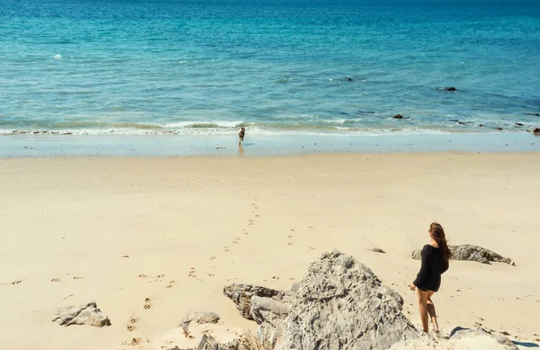 Młoda Kobieta Idzie Kierunku Oceanu Wzdłuż Piasku Wydmy Tropikalnej Plaży — Zdjęcie stockowe