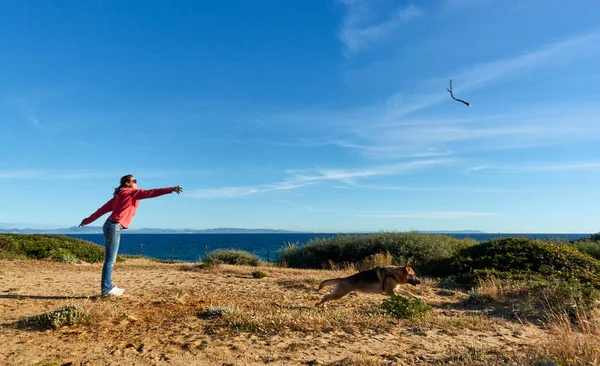 Sağlıklı Genç Bir Kadın Ilkbahar Güneşinde Okyanus Manzaralı Kum Tepeleri — Stok fotoğraf