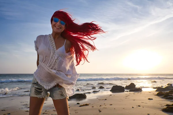 カジュアルなスタイルのケアフリーフィットボディガールは 熱帯のパラダイスビーチで休暇を楽しんでいます 旅行休暇で幸せな赤い髪の女性 リラックスし 楽しみ 夏休みのコンセプトを楽しむ — ストック写真