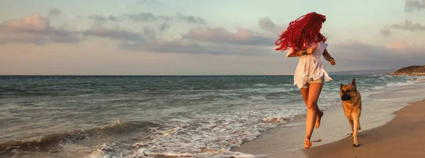 无忧无虑的身体女孩喜欢和她的德国牧羊犬一起在热带天堂海滩跑步度假 旅途愉快的红头发女人 暑假期间的友谊 乐趣和享受 — 图库照片