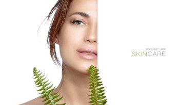 Taze yeşil eğrelti otlarıyla poz veren kusursuz, sağlıklı ciltli güzel bir kadının yarı yüz portresi doğal bir güzellik, gençlik ve cilt konsepti üzerine beyaz ve yanal kopyasal alan.