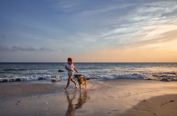 Kumsalda Köpeğiyle Koşan Yaz Havasında Mutlu Kızıl Saçlı Bir Kadın — Stok fotoğraf