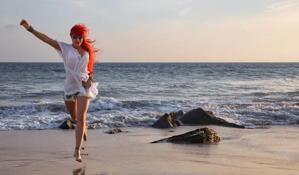 Glad Rödhårig Ung Kvinna Njuter Sin Tropiska Strand Semester — Stockfoto